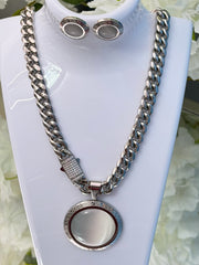 Glass round necklace, and earrings set.