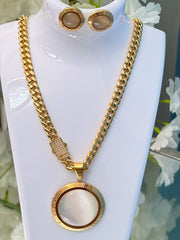 Glass round necklace, and earrings set.