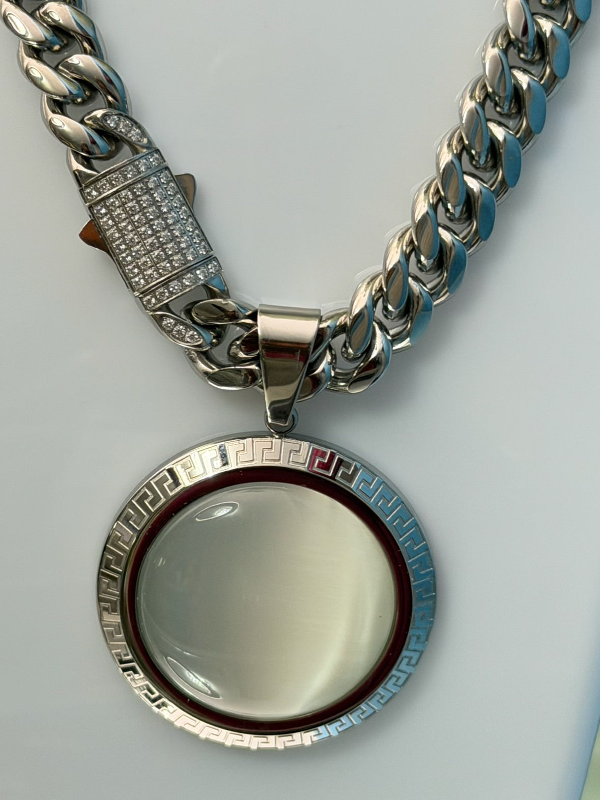 Glass round necklace, and earrings set.